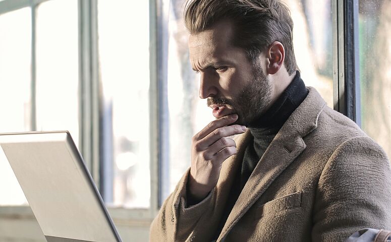 Sako ili blejzer – vodič za muškarce: razlike, stil i pravila nošenja