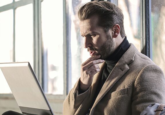 Sako ili blejzer – vodič za muškarce: razlike, stil i pravila nošenja