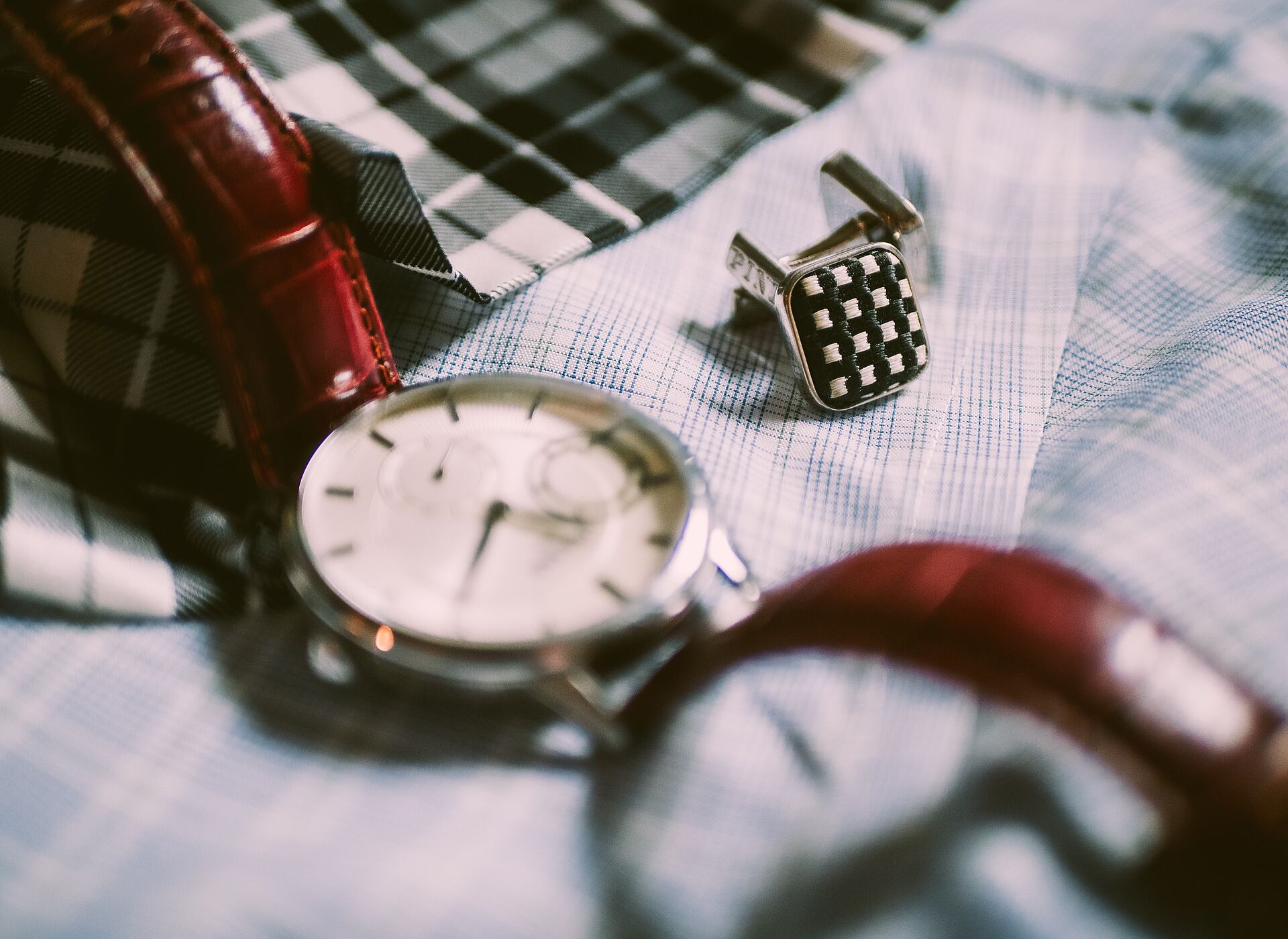 mans-hand-watch-with-brown-belt-fashion