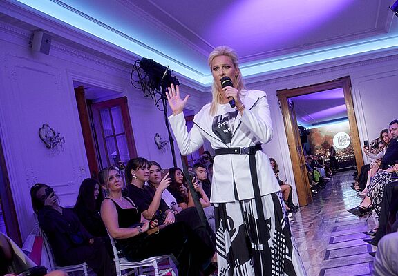  Svečano zatvoren jubilarni 25. Serbia Fashion Week – Glamur, emocije i svetski sjaj u Novom Sadu