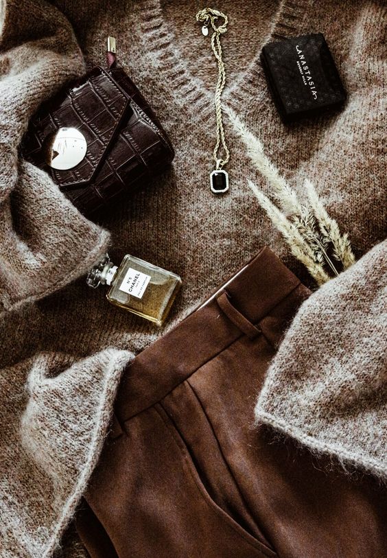 grey-jumper-parfume-chanel